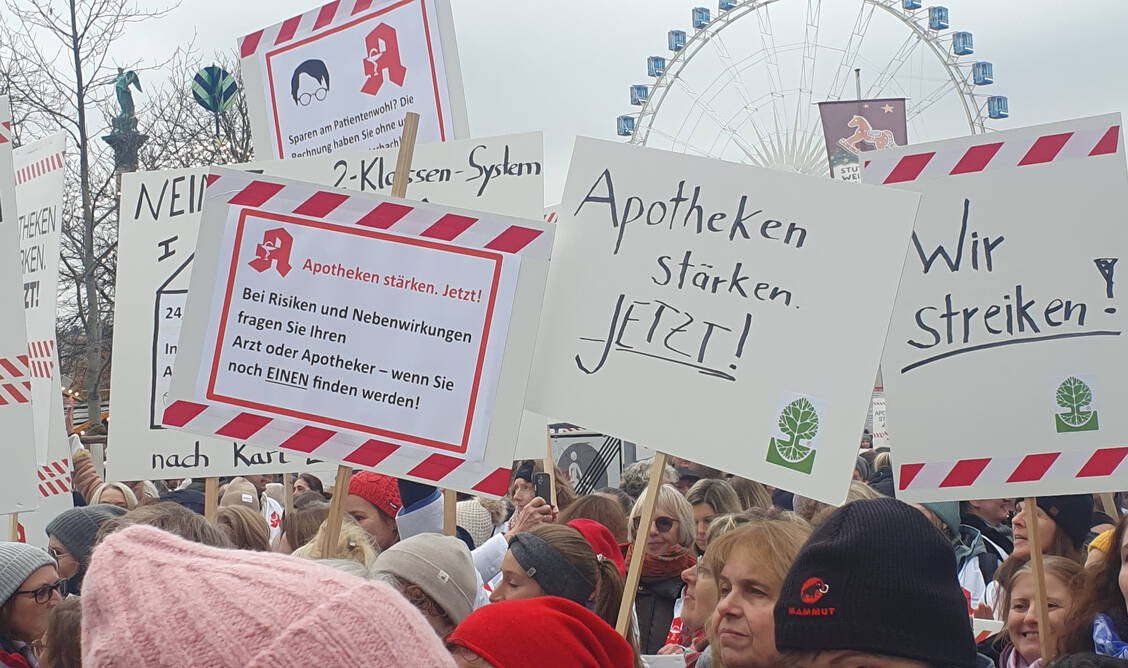 Tausende Apothekerinnen und Apotheker, darunter auch PTA, haben in Stuttgart gegen die Gesundheitspolitik der Bundesregierung demonstriert. / Foto: PZ