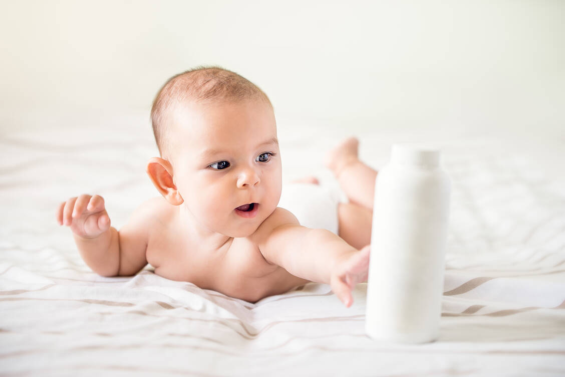 Babys brauchen speziell auf ihre Haut abgestimmte Pflegeprodukte. Auf manche Zusatzstoffe sollten Eltern aber verzichten. / Foto: Adobe-Stock/TROYAN PHOTO