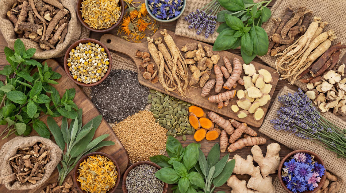 Zahlreiche Gewürze und Kräuter enthalten Inhaltsstoffe mit antientzündlichen Eigenschaften. / © Adobe Stock/JosManuel