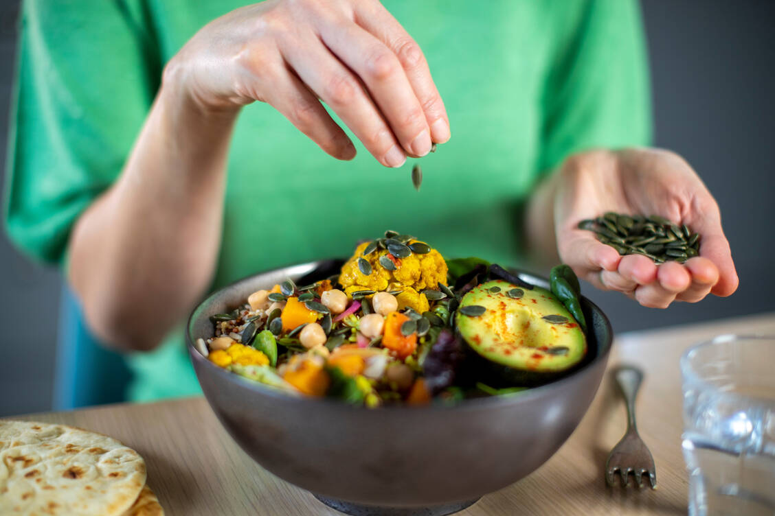 Es gibt gute Gründe, vegan zu essen, den B12-Status muss man dabei jedoch überwachen lassen. / © Getty Images/Daisy-Daisy