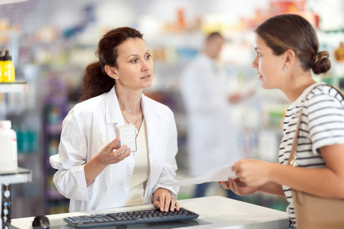 Auch die Arbeit in der Apotheke kann mit emotionaler Belastung einhergehen. / © Shutterstock/BearFotos