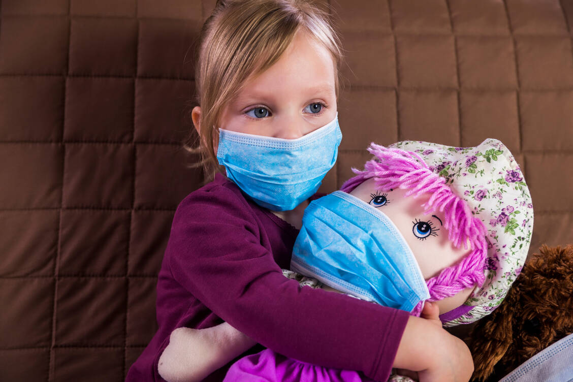 Die Corona-Pandemie verlangt Kindern einiges ab. Immerhin leiden sie nach einer Infektion nur sehr selten unter körperlichen Folgen.  / Foto: Getty Images/Anton Petrus