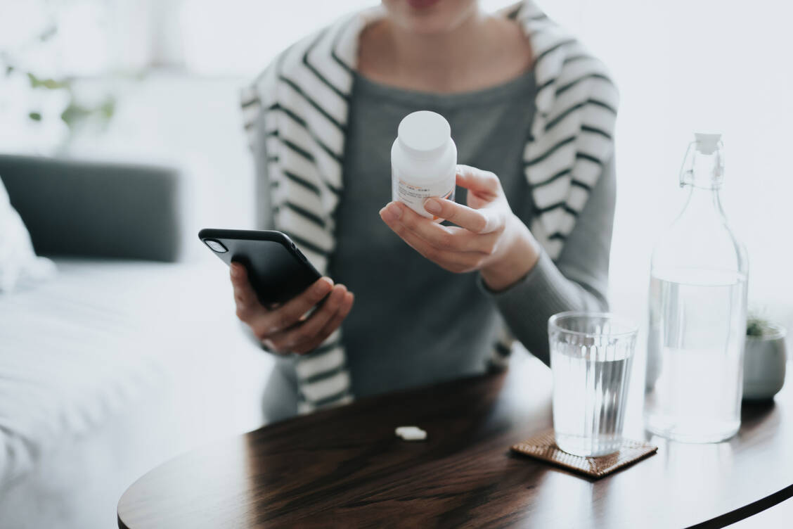 Im Internet werden zahlreiche Nahrungsergänzungsmittel beworben, denen eine Wirkung auf Schilddrüsenhormone zugeschrieben wird. Experten warnen jedoch vor einer unkritischen Einnahme. / © Getty Images/d3sign/Yiu Yu Hoi