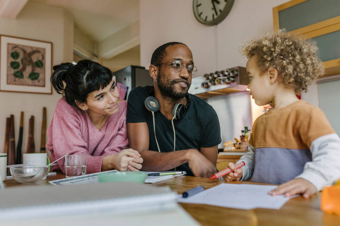 Wer holt das Kind ab? Wer betreut es nach dem Kindergarten? Innerhalb von Familien ist Verhandeln an der Tagesordnung. / © Getty Images/Willie B. Thomas