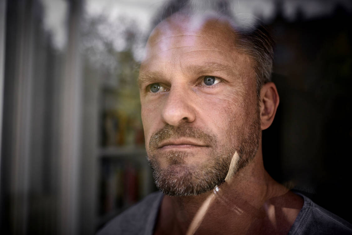 Midlife-Crisis kann sich durch Unzufriedenheit, Zweifel und den Wunsch nach Veränderung zeigen. / © Getty Images/Oliver Rossi