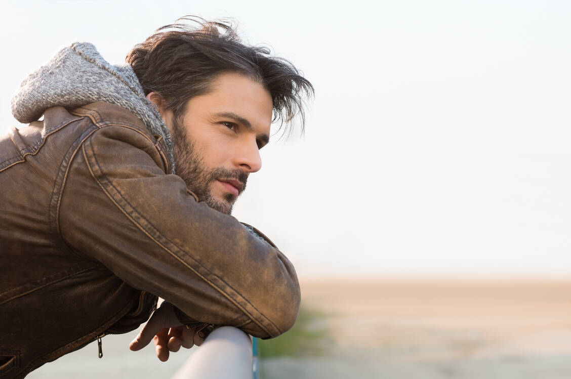 Leid kann neben den belasteten Emotionen auch stärkende, positive Emotionen zur Folge haben. Dieses posttraumatische Wachstum braucht jedoch Zeit.  / Foto: Adobe Stock/Rido