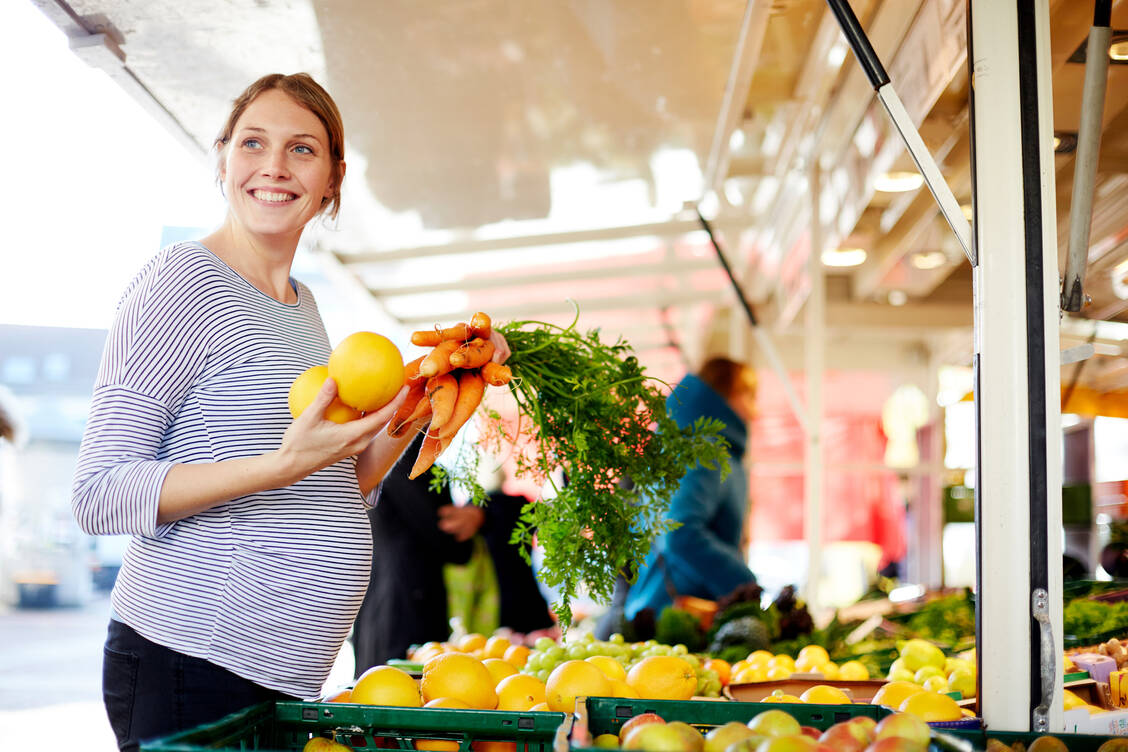 Die Ernährung sollte möglichst abwechslungsreich und pflanzenbetont sein. / © Getty Images/Chris Tobin
