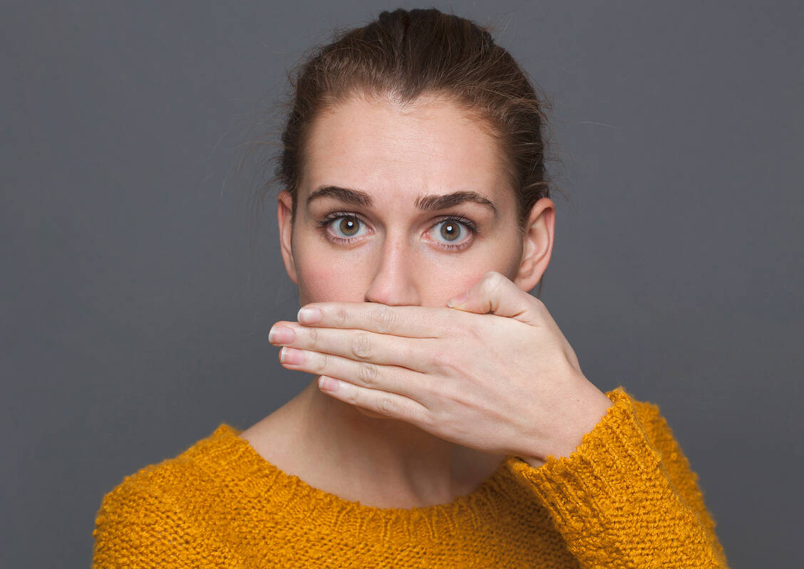 Unlike angular cheilitis or rhagades, lip herpes is contagious: the herpes viruses spread to other people through droplet or smear infections. / Foto: Adobe Stock/Studio Grand Ouest