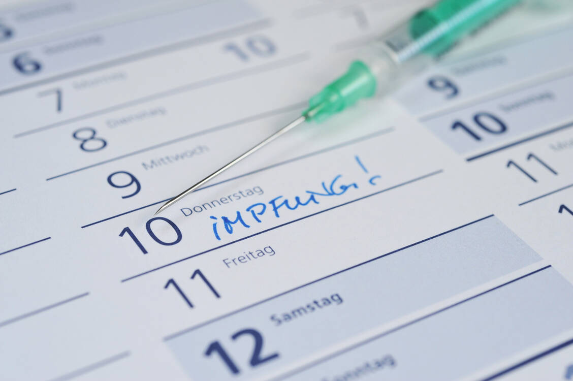 Genesene sollen laut STIKO in der Regel sechs Monate nach der SARS-CoV-2-Infektion eine Impfdosis erhalten. Ist die Infektion asymptomatisch verlaufen, kann die Impfung bereits ab vier Wochen erfolgen. / Foto: Adobe Stock/nmann77