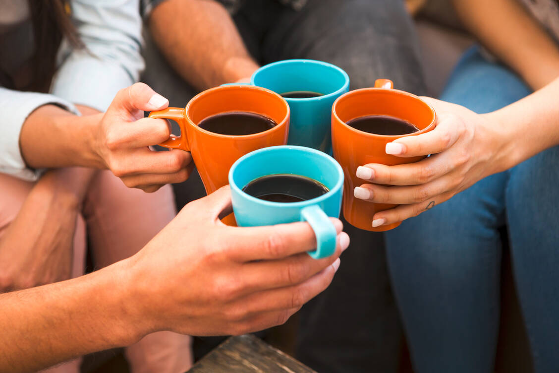 Die Gesamtsterblichkeit und die Todesfälle nach Herzerkrankungen ebenso wie die Zahl kardiovaskulärer Erkrankungen liegen bei Kaffeetrinkern, die drei bis vier Tassen täglich konsumieren niedriger als bei Menschen, die wenig Kaffee trinken. / Foto: Adobe Stock/ikostudio