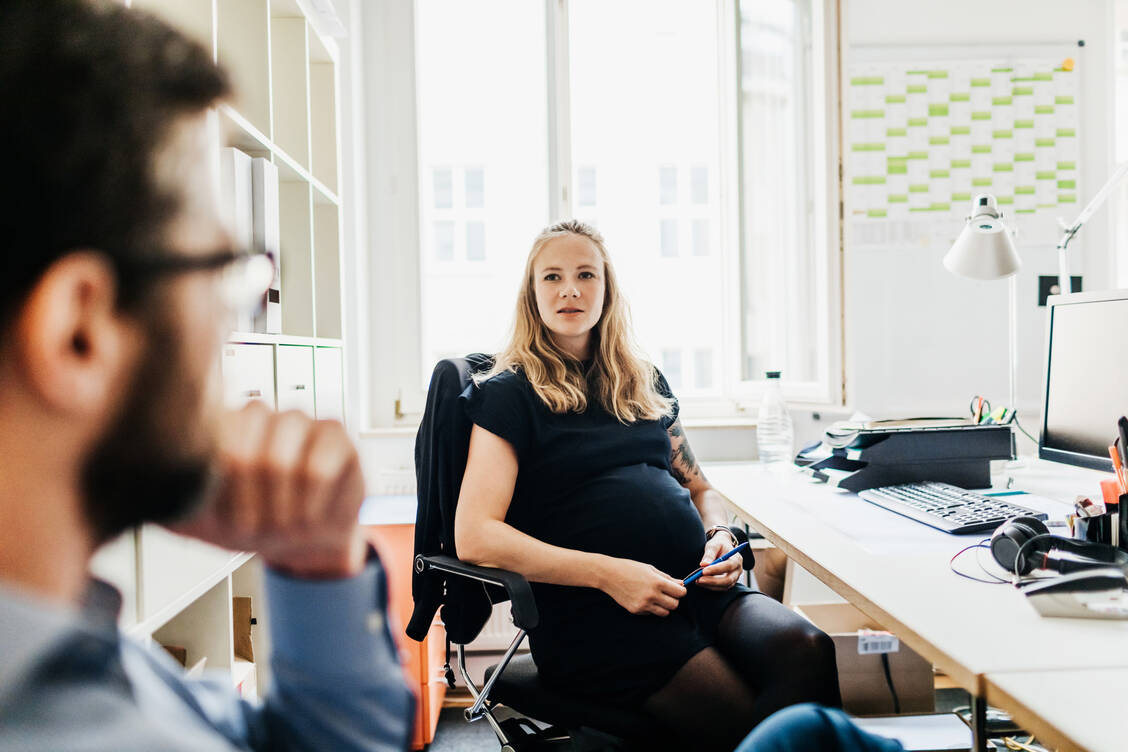 Eine schwangere Mitarbeiterin kann weiterhin Tätigkeiten ausüben, die ihre Gesundheit und die Gesundheit des ungeborenen Kindes nicht gefährden. / © Getty Images/Tom Werner