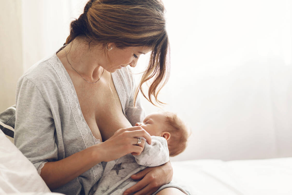 Schwangerschaft und Stillzeit verlangen Frauenkörpern sehr viel Calcium ab. / © Adobe Stock/Alena Ozerova