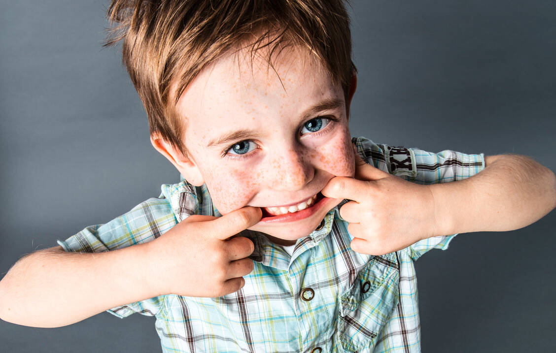 Bei Kindern zählen neben zuckerarmer Ernährung vor allem die alters­gerechte Versorgung mit Fluorid und die richtige Putztechnik zu den wichtigsten Präventionsmaßnahmen von Karies. / Foto: Fotolia/Studio Grand Ouest