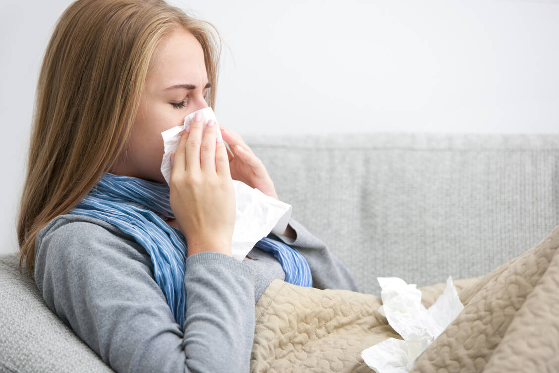 Unser Körper braucht bei einer Erkältung vor allem eines – Ruhe, damit das Immunsystem die Erreger möglichst gut bekämpfen kann. / © Adobe Stock/Alexander Raths