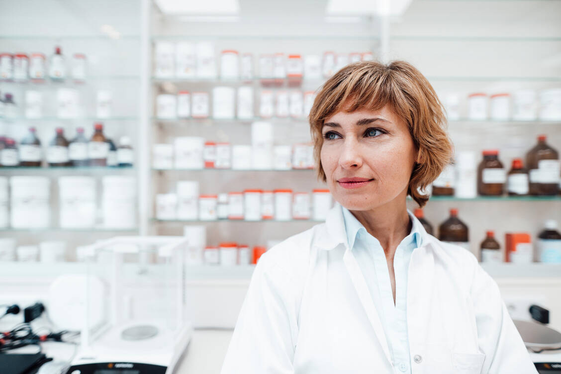 Ob in der Rezeptur oder HV: PTA dürfen  – stand jetzt – nicht ohne die Anwesenheit eines Approbierten oder Pharmaingenieur arbeiten. / © Getty Images/Westend61