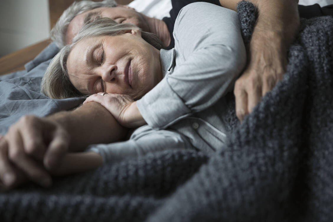 Ein erholsamer Schlaf ist gesund für Körper und Geist. / Foto: Getty Images/Hero Images