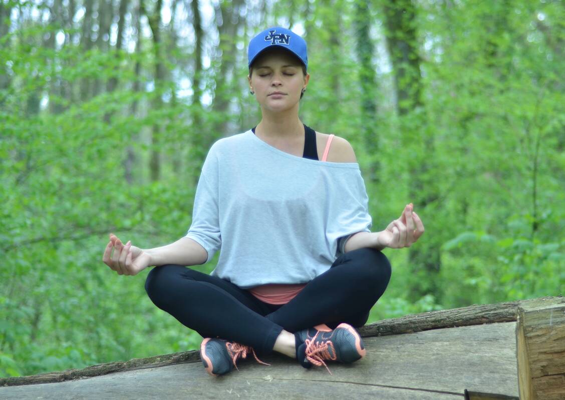 Lilli Deis  meditiert im Wald um Anspannungen loszulassen. / Foto: Narimaan Nikbakht