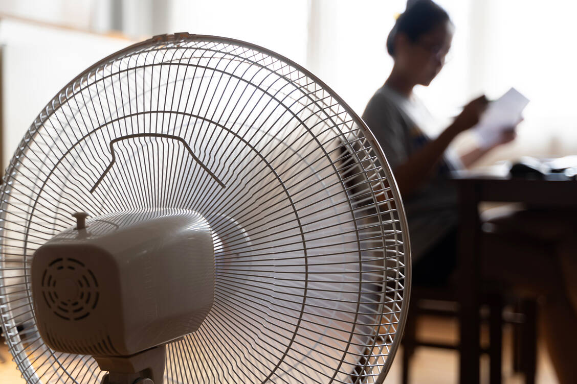 Einer Umfrage zufolge sehen rund 69 Prozent der Beschäftigten eine Einschränkung ihrer Leistung durch extreme Temperaturen. / Foto: Getty Images/jittawit.21