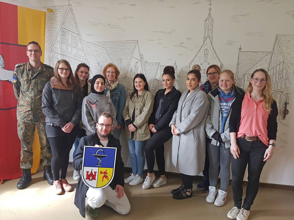 Die Klasse PTA 7/2017 der Ross-Schule in Hannover besuchte eine Apotheke der Bundeswehr.  / Foto: Ross-Schule Hannover