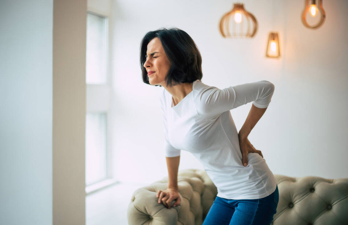 Beim Stiff-Person-Syndrom sind besonders häufig der Rumpf oder die Beine von Krämpfen oder Spasmen betroffen.  / © Adobe Stock /My Ocean studio