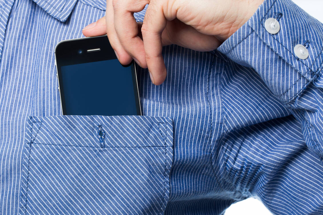 Gerade Männer stecken das Smartphone gerne einmal in die Brusttasche. Doch wie gefährlich kann das werden, wenn der Nutzer ein elektronisches Herzimplantat trägt? / Foto: Adobe Stock/blackday