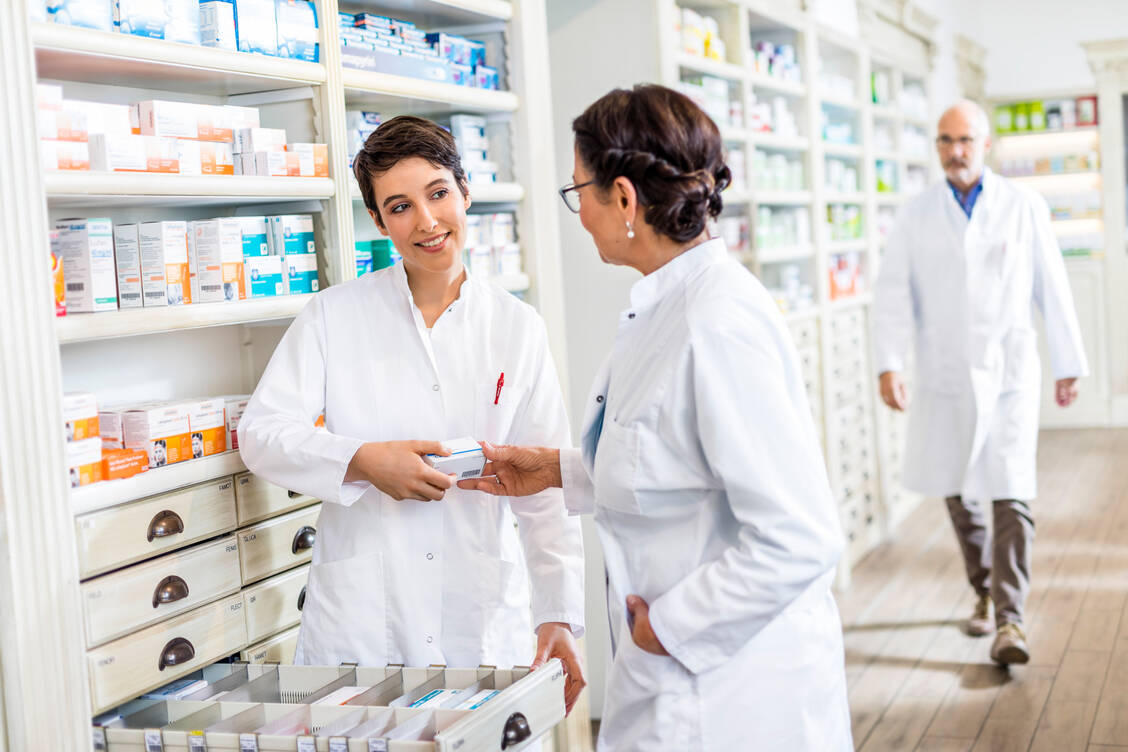 Die ABDA wendet sich strikt gegen das Vorhaben, dass qualifizierte PTA zweitweise die Apothekenleitung vertreten könnten. / © ABDA