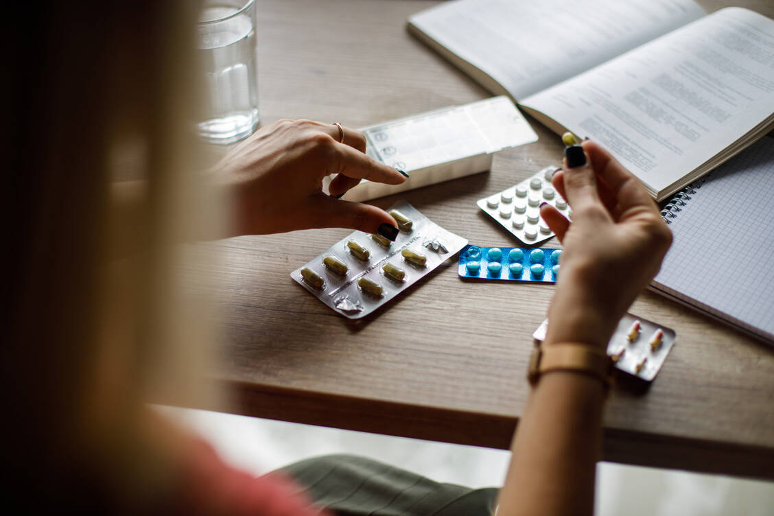 Ein Büroarbeiter, der aufgrund der Einnahme bestimmter Medikamente vielleicht etwas müder als ohne Medikamenteneinnahme ist, muss das nicht zwingend seiner Führungskraft mitteilen. Es gibt jedoch auch Fälle, in denen der Arbeitnehmer dem Arbeitgeber Bescheid geben sollte.  / © Getty Images/fotostorm