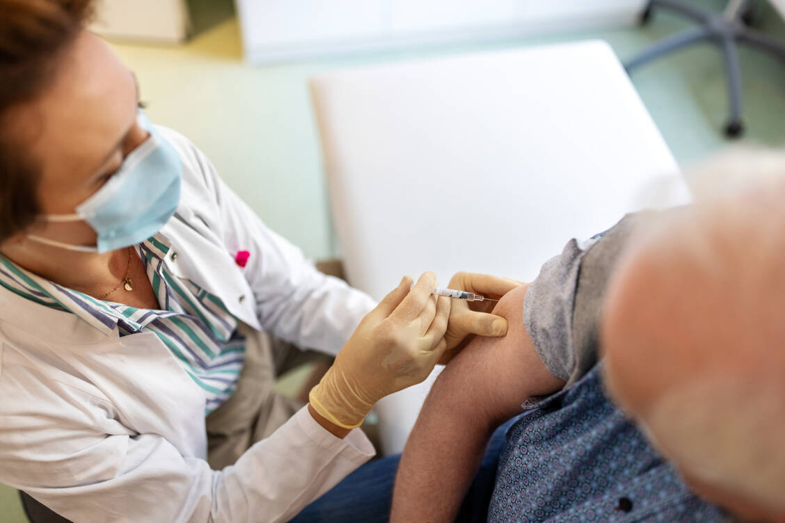 Die STIKO empfiehlt die Influenza-Impfung allen Personen ab 60 Jahren sowie bestimmten Gruppen, zum Beispiel Personen mit einer chronischen Grunderkrankung. / Foto: Getty Images/Luis Alvarez