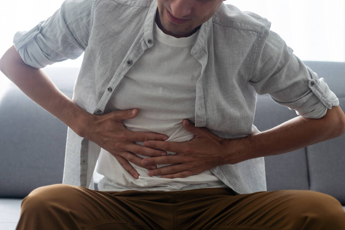 Bei Colitis ulcerosa sind Schleimhautschichten des Dickdarms chronisch entzündet. Es treten Symptome wie Bauchschmerzen,  Diarrhö, Blutbeimengungen im Stuhl und wässrige Stühle auf. Mit Etrasimod gibt es nun eine neue Behandlungsmöglichkeit.  / Foto: Adobe Stock/angelov