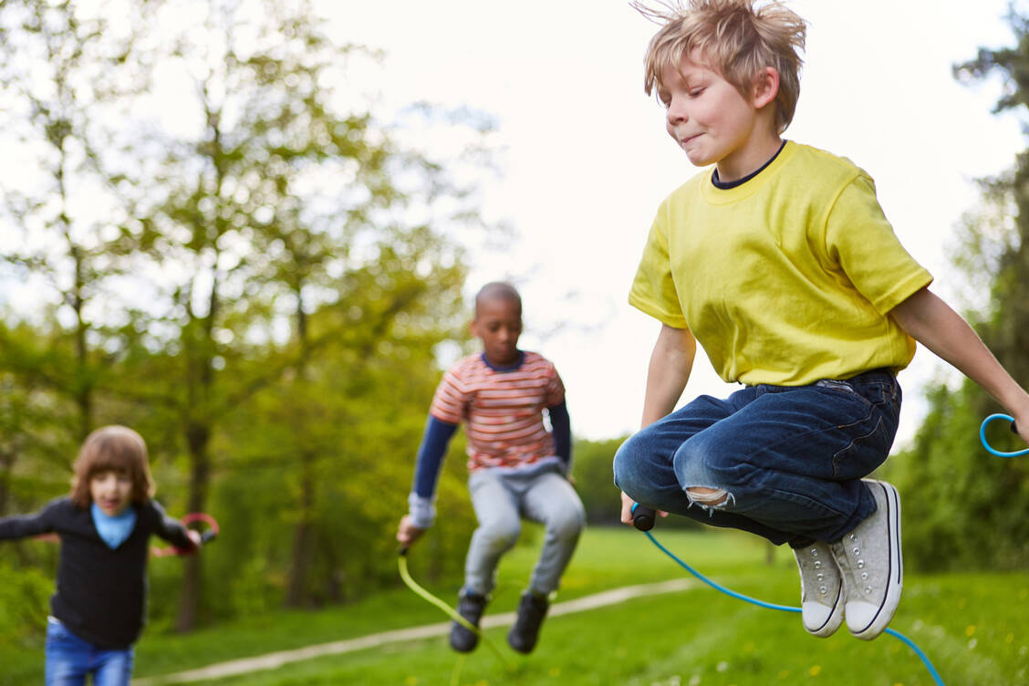 Hauptsache, bewegen: Alle Aktivitäten, die Kindern mit Bewegungsdefiziten Spaß machen, sollten von den Eltern gezielt gefördert werden.  / Foto: Adobe Stock/Robert Kneschke