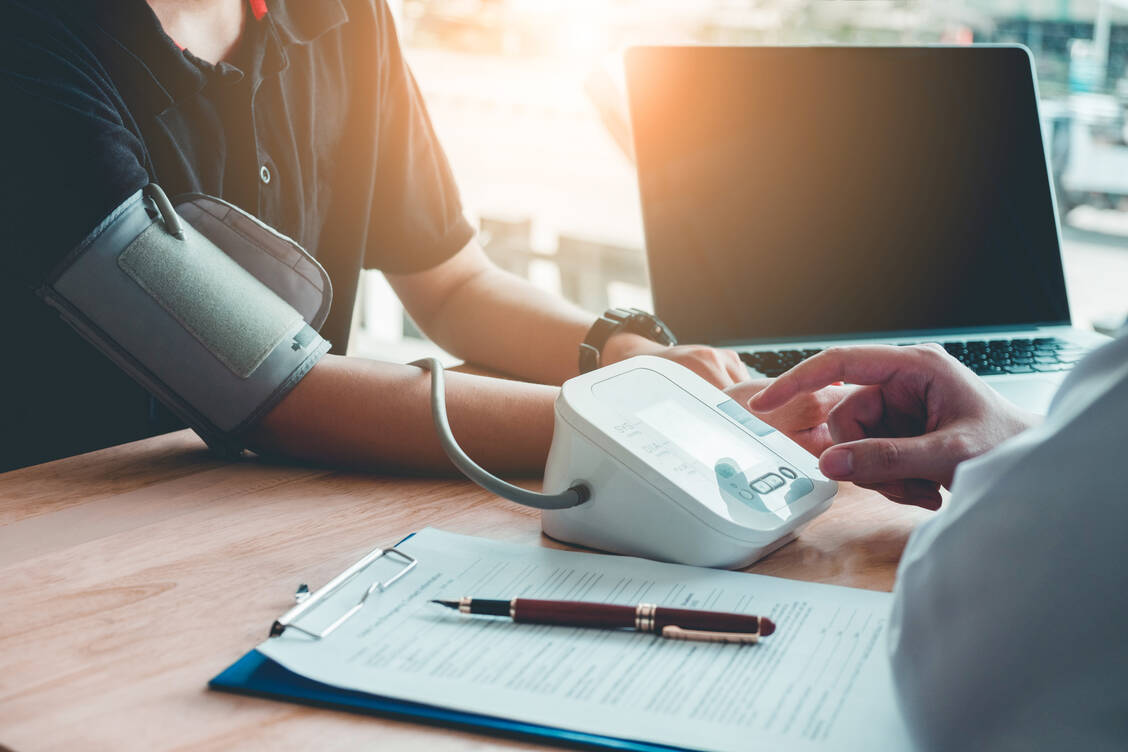 Schlägt die Therapie wie gewünscht an, sind Kontrollen beim Arzt nur einmal im Jahr nötig. / Foto: Getty Images/SARINYAPINNGAM