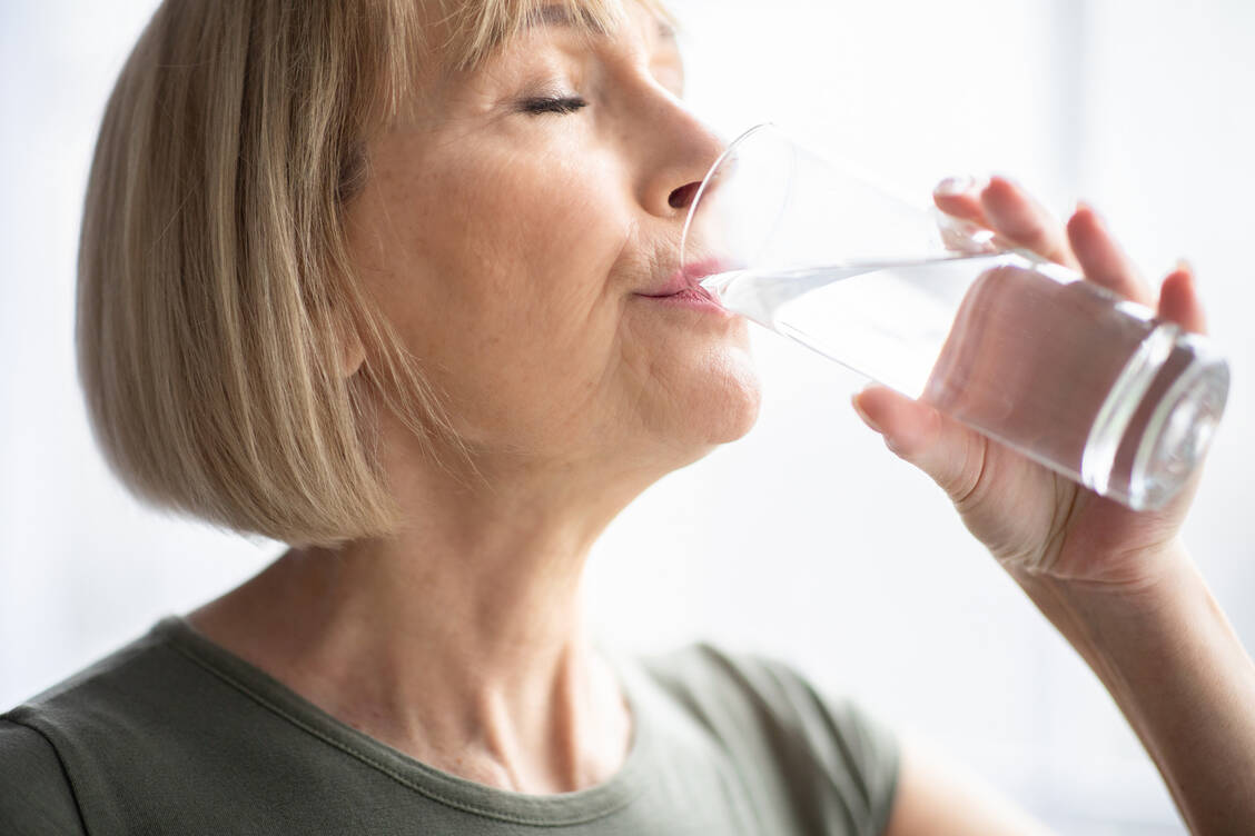 Der Mensch muss nur so viel trinken, wie er ausscheidet. In der Regel sind das etwa 1,5 Liter. / © Adobe Stock/Prostock-studio