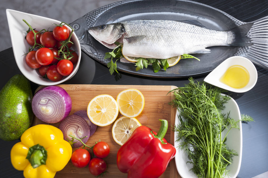 Mediterran, pflanzenbasiert und zweimal pro Woche Fisch: Diese Grundsätze sollten Arthrose-Patienten bei der Ernährung beherzigen. / Foto: Getty Images/
guvendemir