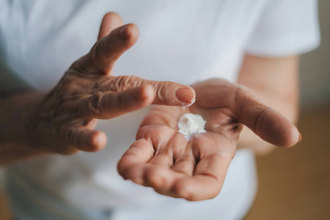 Mit Cremen das Hautmikrobiom stärken: Das geht mit probiotischen Kosmetika. / © Adobe Stock/Strelciuc