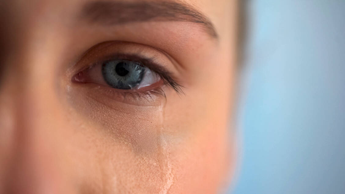 Auch wenn eine Infektion mit SARS-CoV-2 über die Augen nach derzeitiger wissenschaftlicher  Beurteilung von Augenärzten unwahrscheinlich ist, sollten Menschen mit engem Kontakt zu Covid-19-Patienten immer auch eine Schutzbrille tragen. / Foto: Adobe Stock/motortion