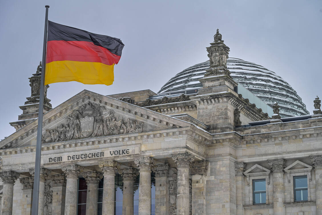 Das Apothekenversorgung-Weiterentwicklungsgesetz (ApoVWG) wurde heute im Bundestag besprochen. / © IMAGO/Joko