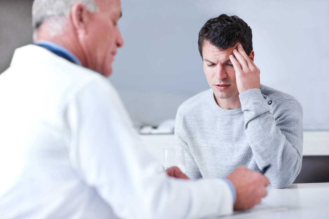 Die meisten Patienten nehmen über lange Zeit hinweg keine oder nur unspezifische Symptome wahr. / Foto: Getty Images/Troels Graugaard