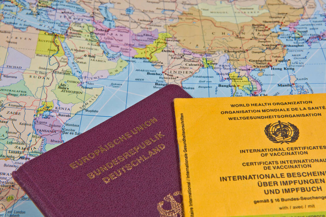 Auf Fernreisen sollte man neben dem Reise-  auch den Impfpass mitnehmen. / Foto: Imago/Imagebroker