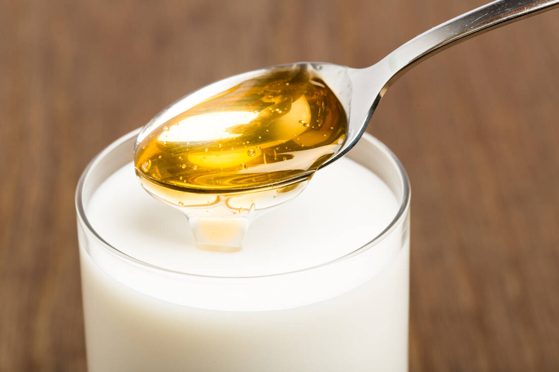 Wer sich mit Honig als Alternative zu Rohrzucker auf der gesunden Seite des Süßkonsums wähnt, liegt falsch. 100 Gramm Honig bestehen zu über 80 Prozent aus Zuckern, allen voran Fructose und Glucose. / Foto: Getty Images/unpict