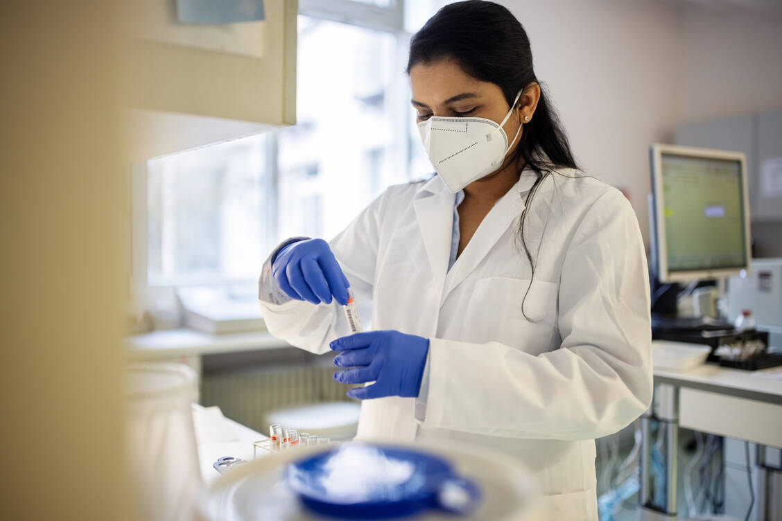 Die neuen Austauschregeln gelten nur für Biologika, die in parenteralen Zubereiten verarbeitet werden. (Symbolbild) / Foto: Getty Images/Luis Alvarez