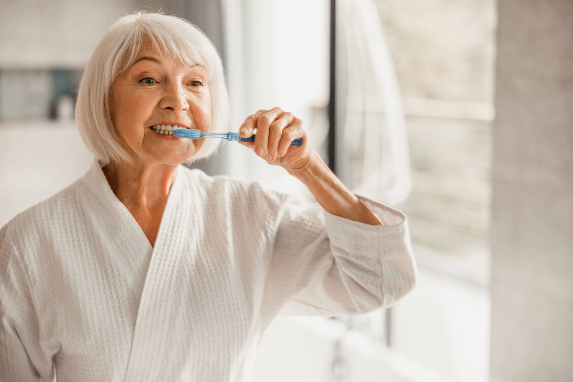 Gute Zahnpflege und Mundhygiene zahlt sich aus: mit einer höheren Lebenserwartung. / © Adobe Stock/ Yakobchuk Olena