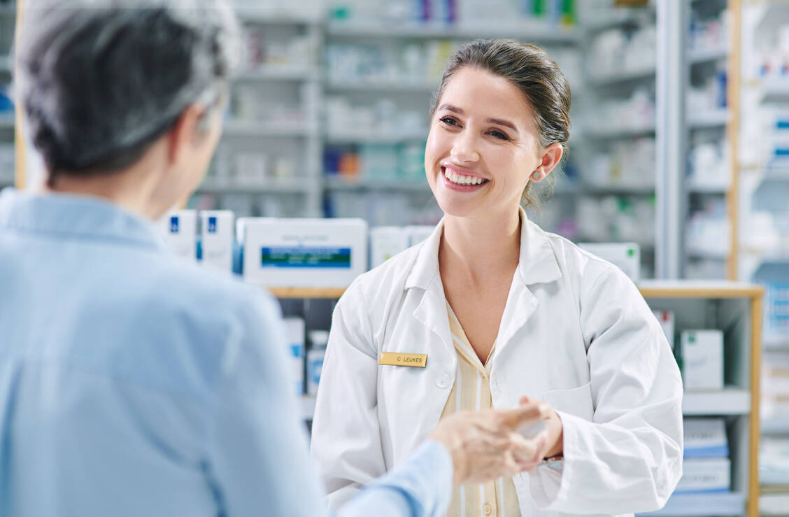 Bei der Abgabe kann das pharmazeutische Fachpersonal auf Risiken hitzesensibler Medikamente während Hitzeperioden hinweisen. Therapieentscheidungen wie Dosisanpassungen muss jedoch immer der Arzt treffen. / © Getty Images/	AlexanderFord