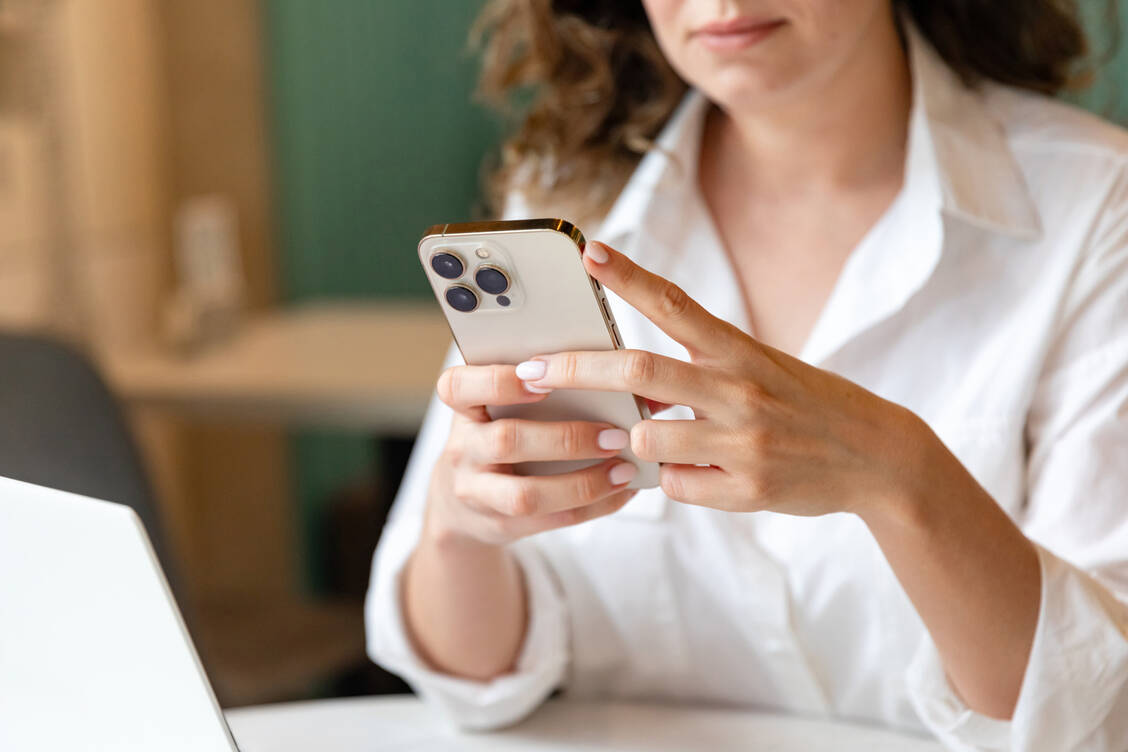 Laut Forschenden spielt neben Stress und schlechter Stimmung auch ein innerlich empfundener Drang eine Rolle, wenn Menschen eine problematische Internetnutzung zeigen. / © Adobe Stock/ Irina Mikhailichenko