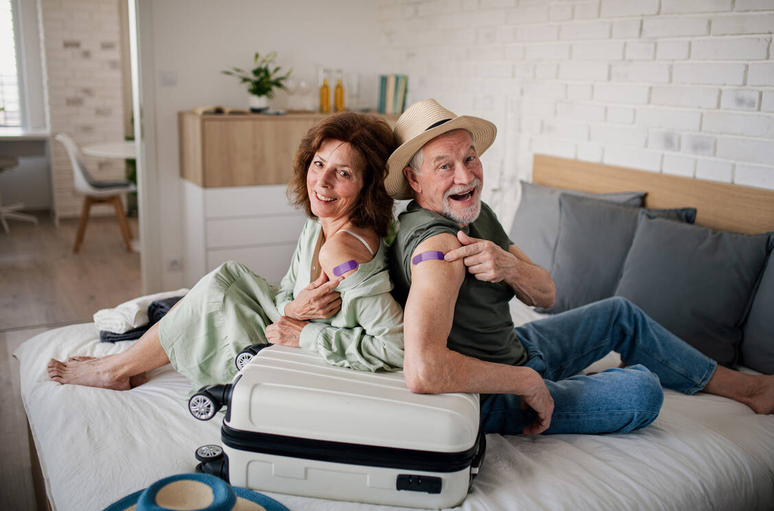 Gesunde Reiseplanung beginnt weit vor dem Kofferpacken. Welche Totimpfstoffe können jetzt auch bald in der Apotheke verimpft werden? / © Getty Images/Halfpoint