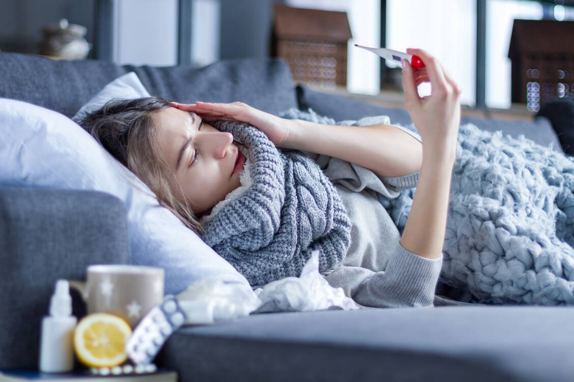 Milder Verlauf, trotzdem richtig krank: Auch mit Fieber und starken Kopf- und Gliederschmerzen gilt eine Covid-19-Erkrankung als leicht oder moderat. / Foto: Getty Images/Andrii Starunskyi