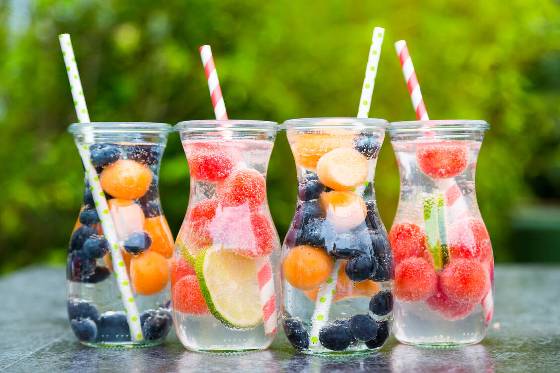Sieht nicht nur appetitlich aus: Aromatisiertes Wasser kann helfen, die tägliche Trinkmenge zu erreichen. / Foto: Getty Images/Westend61