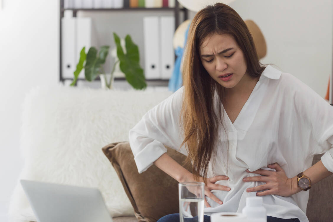 Symptome wie ein aufgeblähter Bauch, Völlegefühl oder Bauchschmerzen führen oft dazu, dass sich Betroffene sehr unwohl fühlen. Je nach Beschwerden stehen aber Therapieoptionen zur Verfügung. / Foto: Getty Images/Bundit Binsuk / EyeEm