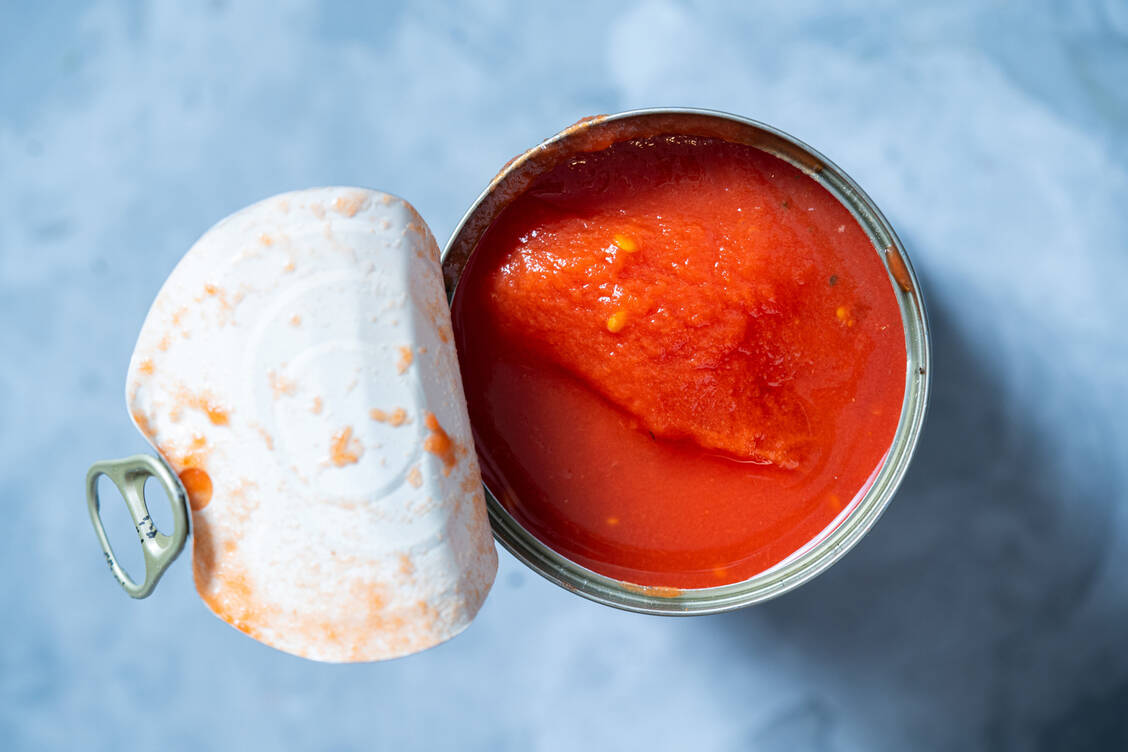 Besonders belastet sind Eintöpfe und Suppen in Dosen. Tomaten sind tendenziell etwas weniger belastet.  / Foto: Getty Images/CarloA