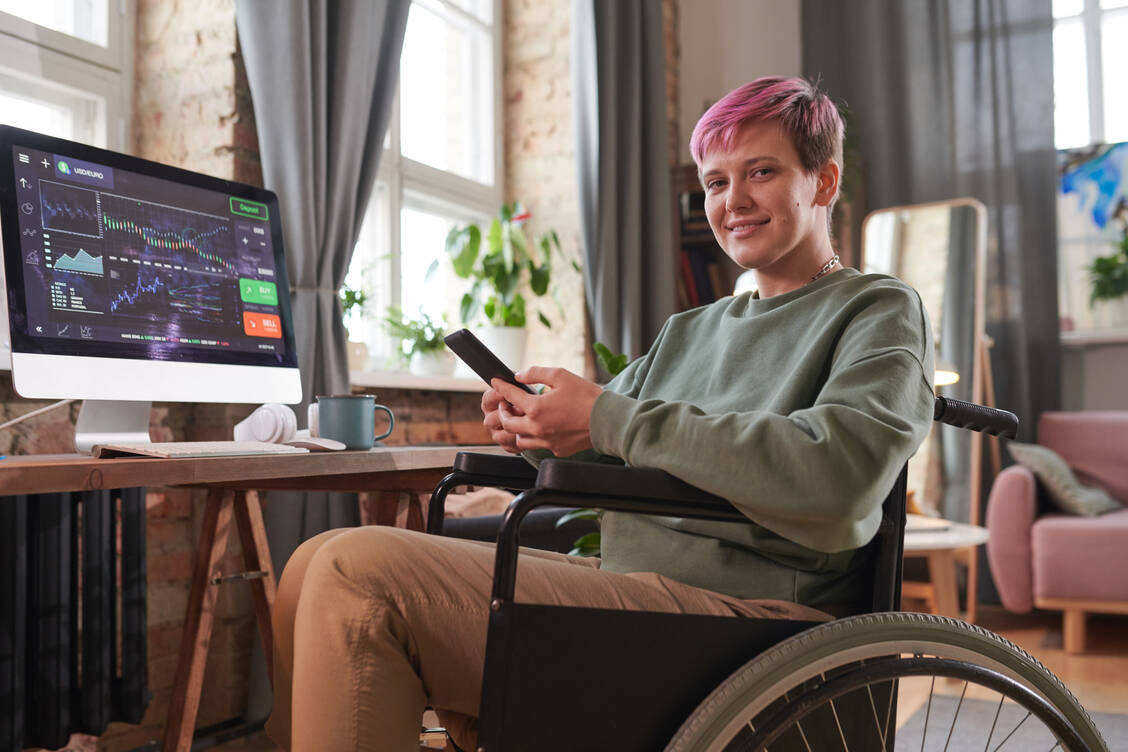 Der Verlauf einer Multiplen Sklerose unterscheidet sich von Patient zu Patient enorm. In einigen Fällen können Betroffene auf eine Gehhilfe oder einen Rollstuhl angewiesen sein – manchmal auch nur vorübergehend. / © Adobe Stock/AnnaStills