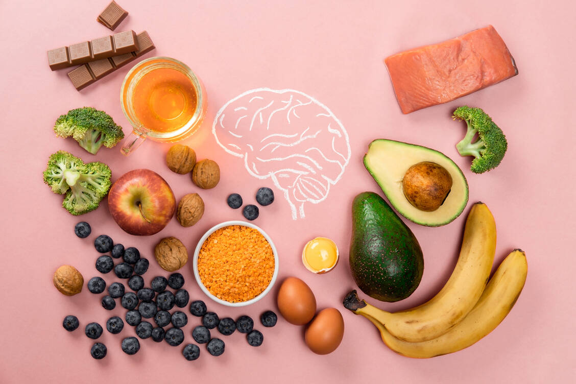 Kraftfutter für den Kopf: Bestimmte Nährstoffe wie etwa Flavonoide, Omega-3-Fettsäuren und und B-Vitamine können die Hirnleistung stärken.  / © Getty Images/Svetlana_nsk
